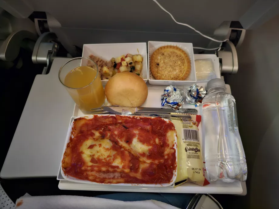 Comida principal en un vuelo de larga distancia