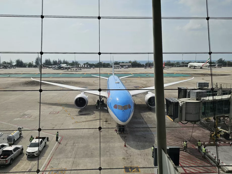 Neos en el aeropuerto de Phuket, Tailandia